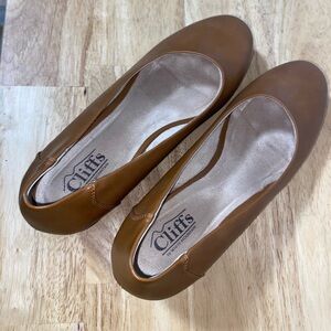 Cliffs by WHITE MOUNTAIN Tan Wedge Shoes size 8.5